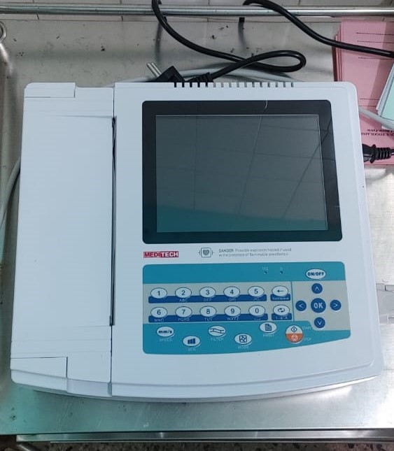 Le Centre Hospitalier Préfectoral (CHP) de Notsè a récemment fait un pas important dans le renforcement de son plateau technique avec l’acquisition d’un électrocardiogramme (ECG) de nouvelle génération, entièrement financé sur fonds propres à hauteur de 1 445 000 FCFA. Ce nouvel équipement marque une avancée majeure dans la prise en charge des affections cardiovasculaires au sein de l’établissement.