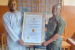Le laboratoire du Centre Hospitalier Régional (CHR) de Dapaong a officiellement reçu, le 3 mars 2025, son certificat de performance à l’issue d’un audit national conduit par le ministère de la Santé et de l’Hygiène publique. Cette reconnaissance s’inscrit dans le cadre du programme national de mentorat qualité, mis en œuvre avec l’appui de partenaires tels que le Fonds mondial, les CDC d’Atlanta et la Fondation Mérieux.