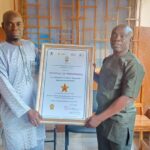 Le laboratoire du Centre Hospitalier Régional (CHR) de Dapaong a officiellement reçu, le 3 mars 2025, son certificat de performance à l’issue d’un audit national conduit par le ministère de la Santé et de l’Hygiène publique. Cette reconnaissance s’inscrit dans le cadre du programme national de mentorat qualité, mis en œuvre avec l’appui de partenaires tels que le Fonds mondial, les CDC d’Atlanta et la Fondation Mérieux.