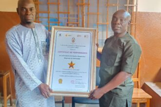 Le laboratoire du Centre Hospitalier Régional (CHR) de Dapaong a officiellement reçu, le 3 mars 2025, son certificat de performance à l’issue d’un audit national conduit par le ministère de la Santé et de l’Hygiène publique. Cette reconnaissance s’inscrit dans le cadre du programme national de mentorat qualité, mis en œuvre avec l’appui de partenaires tels que le Fonds mondial, les CDC d’Atlanta et la Fondation Mérieux.