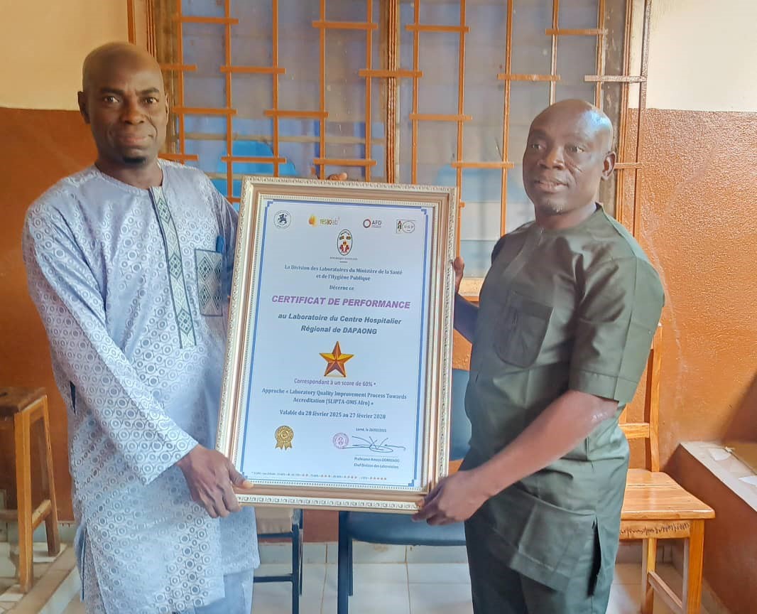 Le laboratoire du Centre Hospitalier Régional (CHR) de Dapaong a officiellement reçu, le 3 mars 2025, son certificat de performance à l’issue d’un audit national conduit par le ministère de la Santé et de l’Hygiène publique. Cette reconnaissance s’inscrit dans le cadre du programme national de mentorat qualité, mis en œuvre avec l’appui de partenaires tels que le Fonds mondial, les CDC d’Atlanta et la Fondation Mérieux.