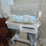  Au service de pédiatrie du CHR de Sokodé, chaque minute compte pour les bébés prématurés ou en détresse respiratoire. Grâce à l’arrivée de deux couveuses modernes, le personnel médical peut désormais intervenir plus rapidement et efficacement pour leur offrir une chance de survie.