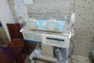  Au service de pédiatrie du CHR de Sokodé, chaque minute compte pour les bébés prématurés ou en détresse respiratoire. Grâce à l’arrivée de deux couveuses modernes, le personnel médical peut désormais intervenir plus rapidement et efficacement pour leur offrir une chance de survie.
