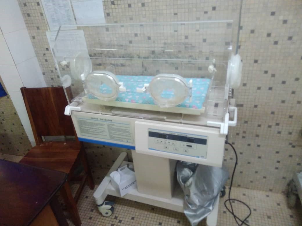  Au service de pédiatrie du CHR de Sokodé, chaque minute compte pour les bébés prématurés ou en détresse respiratoire. Grâce à l’arrivée de deux couveuses modernes, le personnel médical peut désormais intervenir plus rapidement et efficacement pour leur offrir une chance de survie.