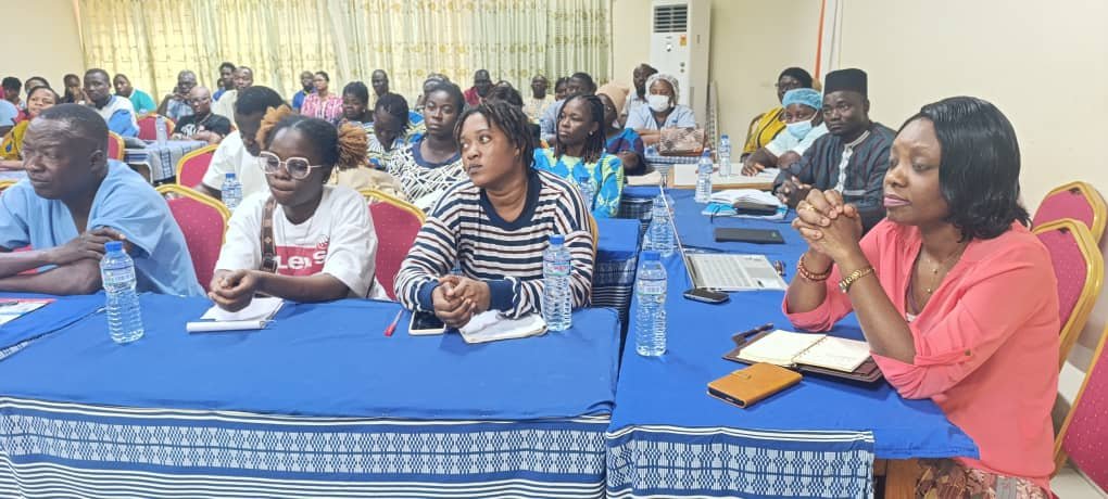 Découvrez comment le CHR Tsévié renforce les compétences de son personnel en qualité d’accueil et de services grâce à une formation.