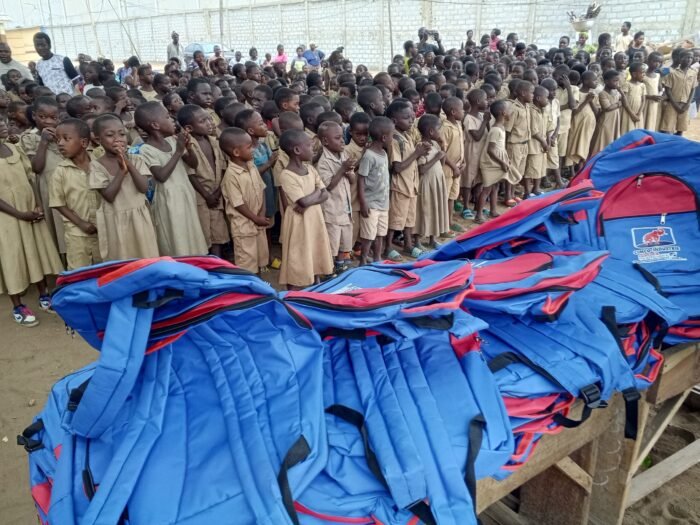 Dans le cadre de son engagement en faveur de l’éducation et du développement communautaire, la société CIMCO Industrie a procédé mercredi 1er octobre 2025 à la distribution officielle de kits scolaires aux élèves de l’École Primaire Publique (EPP) Katanga.